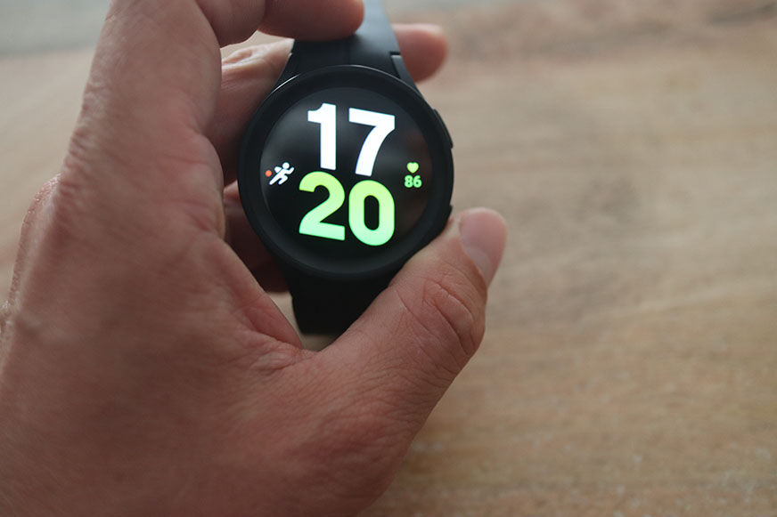 Man sieht die Samsung Galaxy Watch 5 in der Hand.